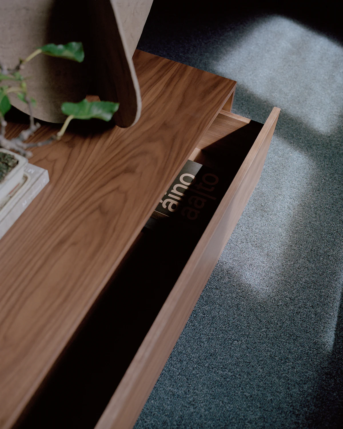 Mass Wide Coffee Table w. Drawer