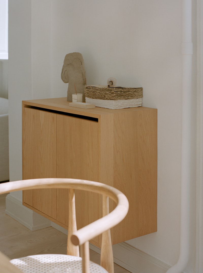 Cabinet Tall w. Doors