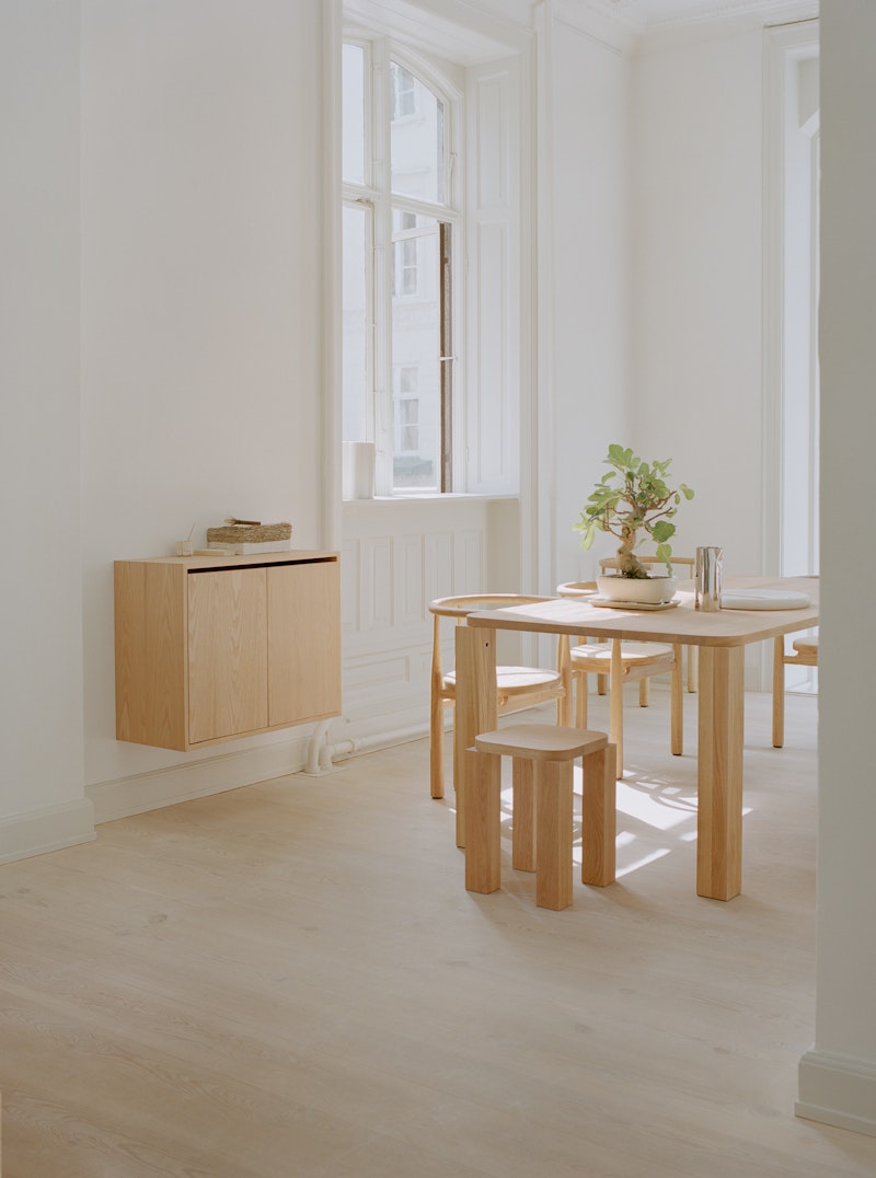 Cabinet Tall w. Doors