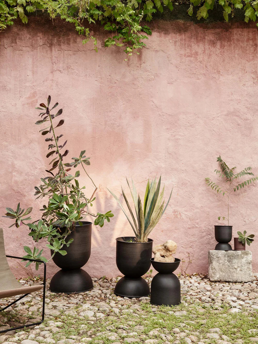 Hourglass Pot Medium - Black