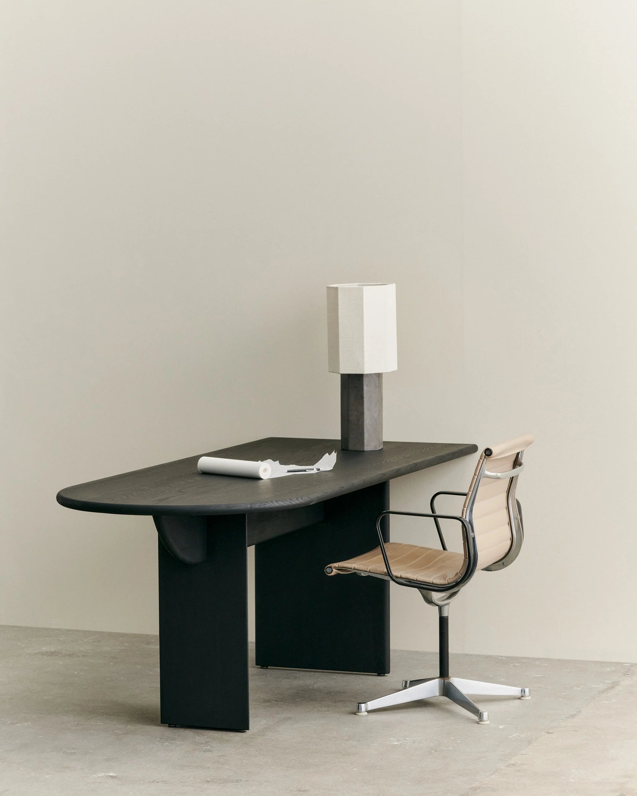 Pillabout Office Table 01