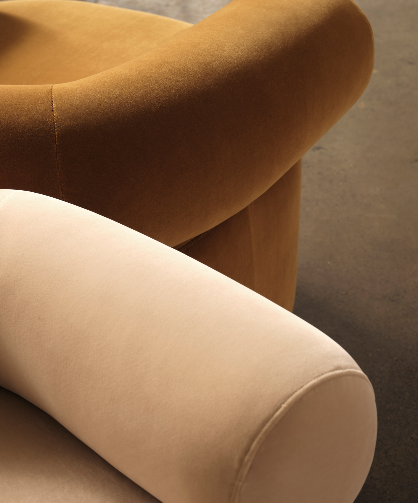 Huggy Swivel Armchair -Malibu Caramel