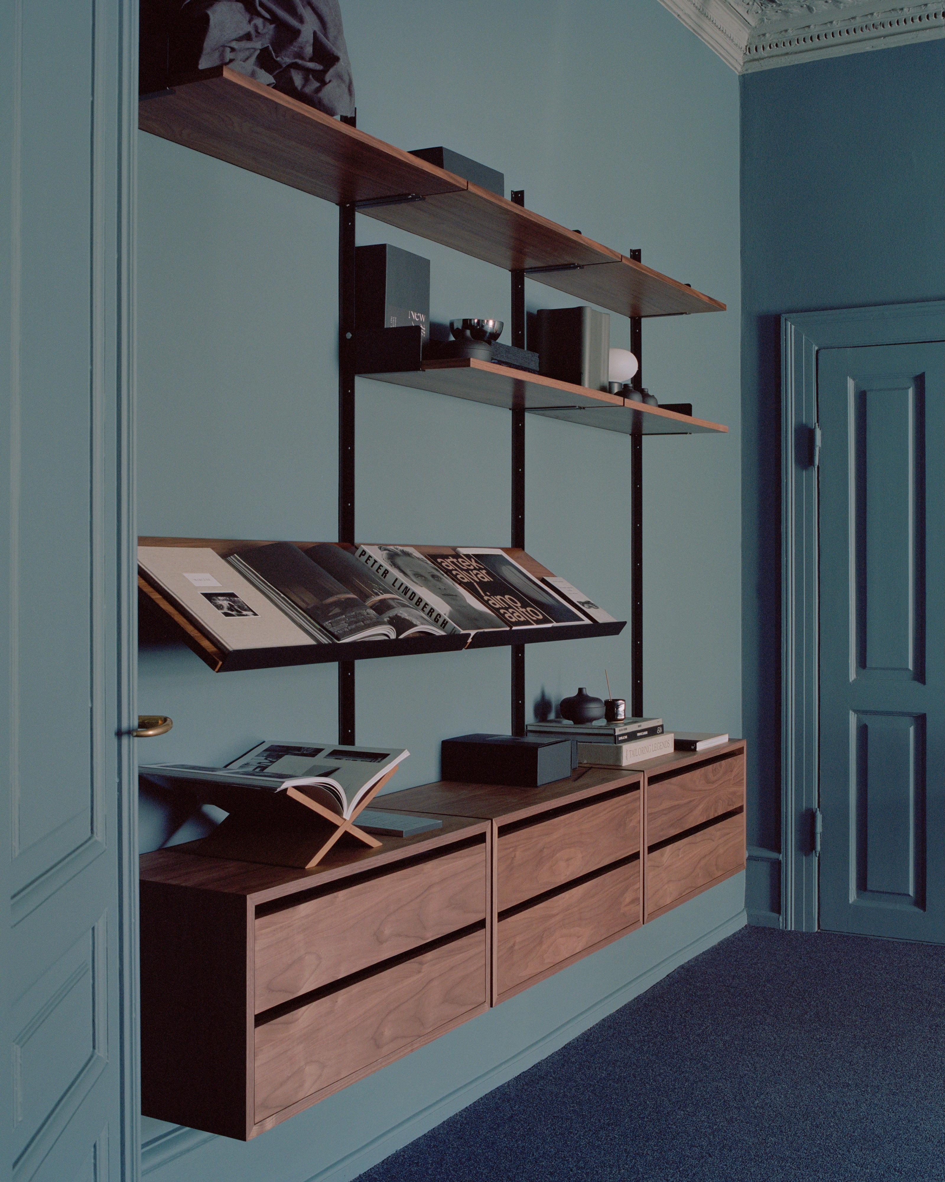 Cabinet Low w. Drawers