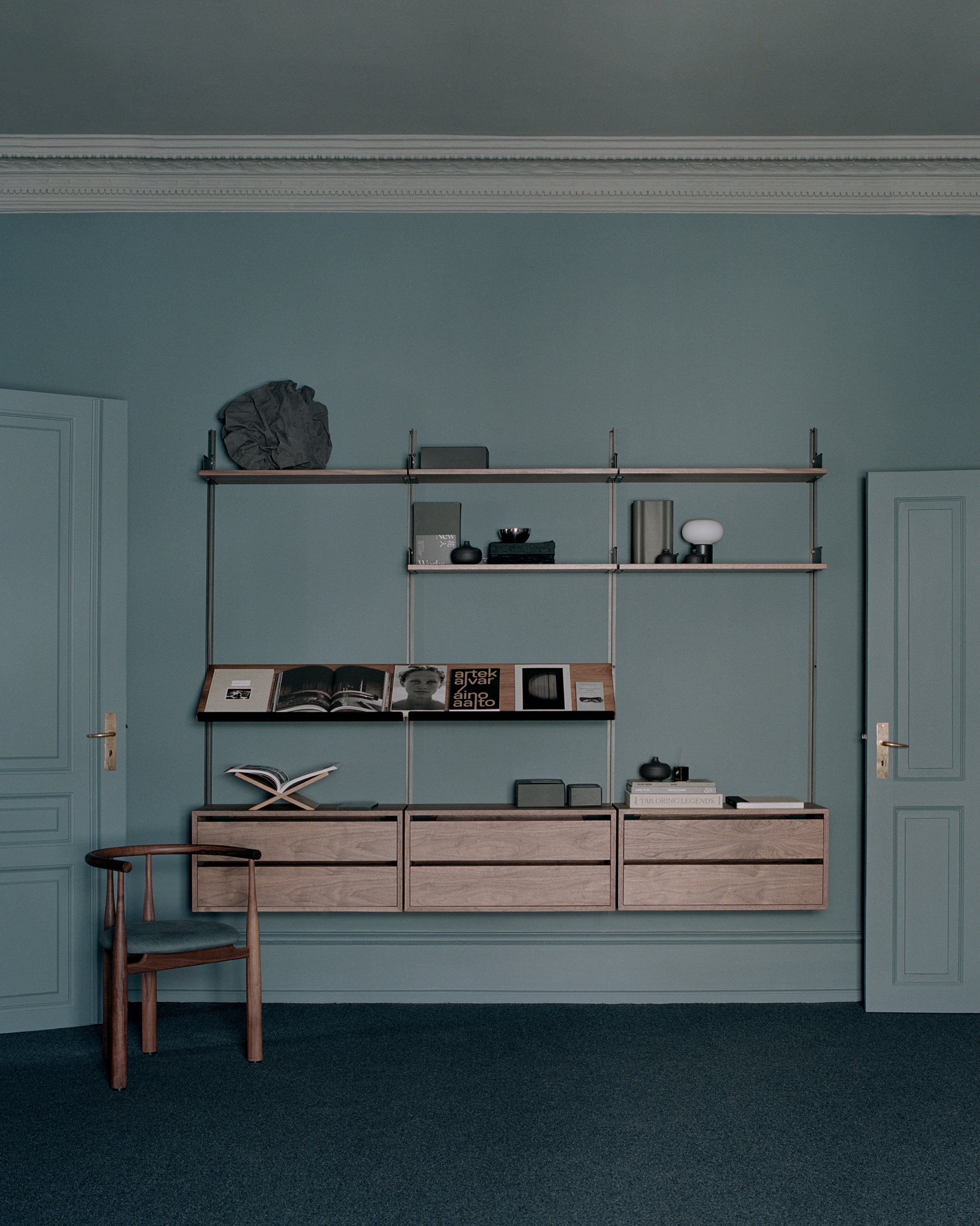 Cabinet Low w. Drawers