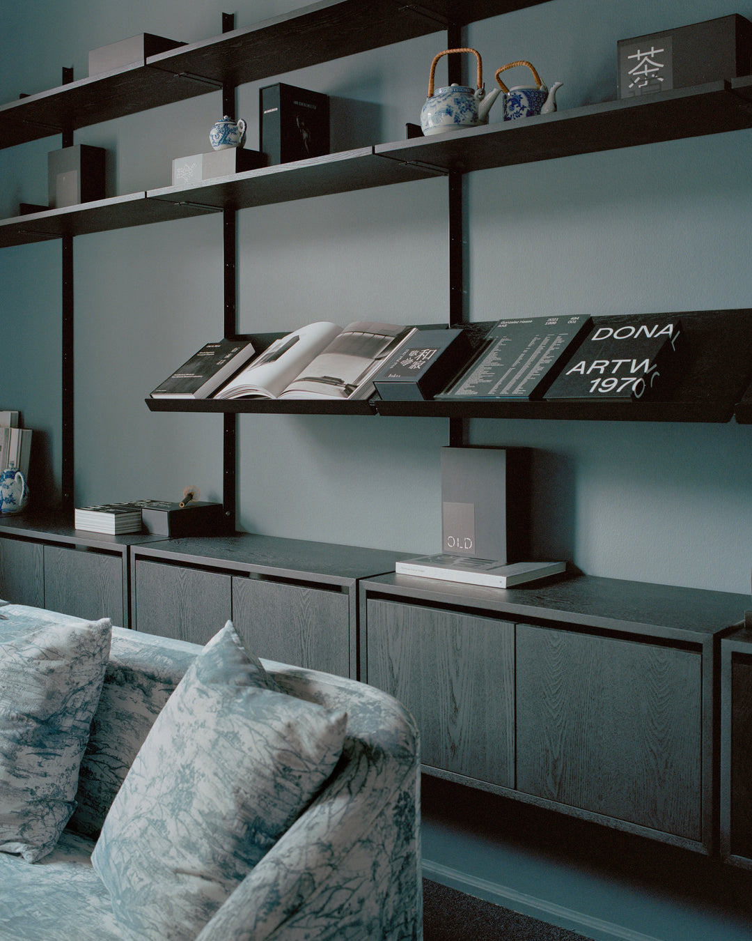 Wall Shelf 1900 Cabinet Low w. Doors