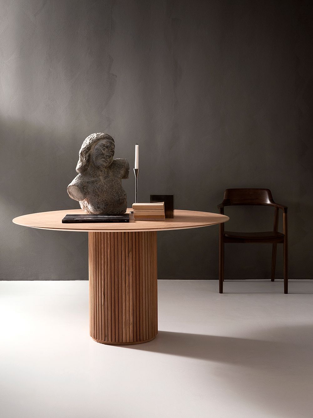 TRENDING: ROUND SHAPES, DARK WOOD & NATURAL MATERIALS