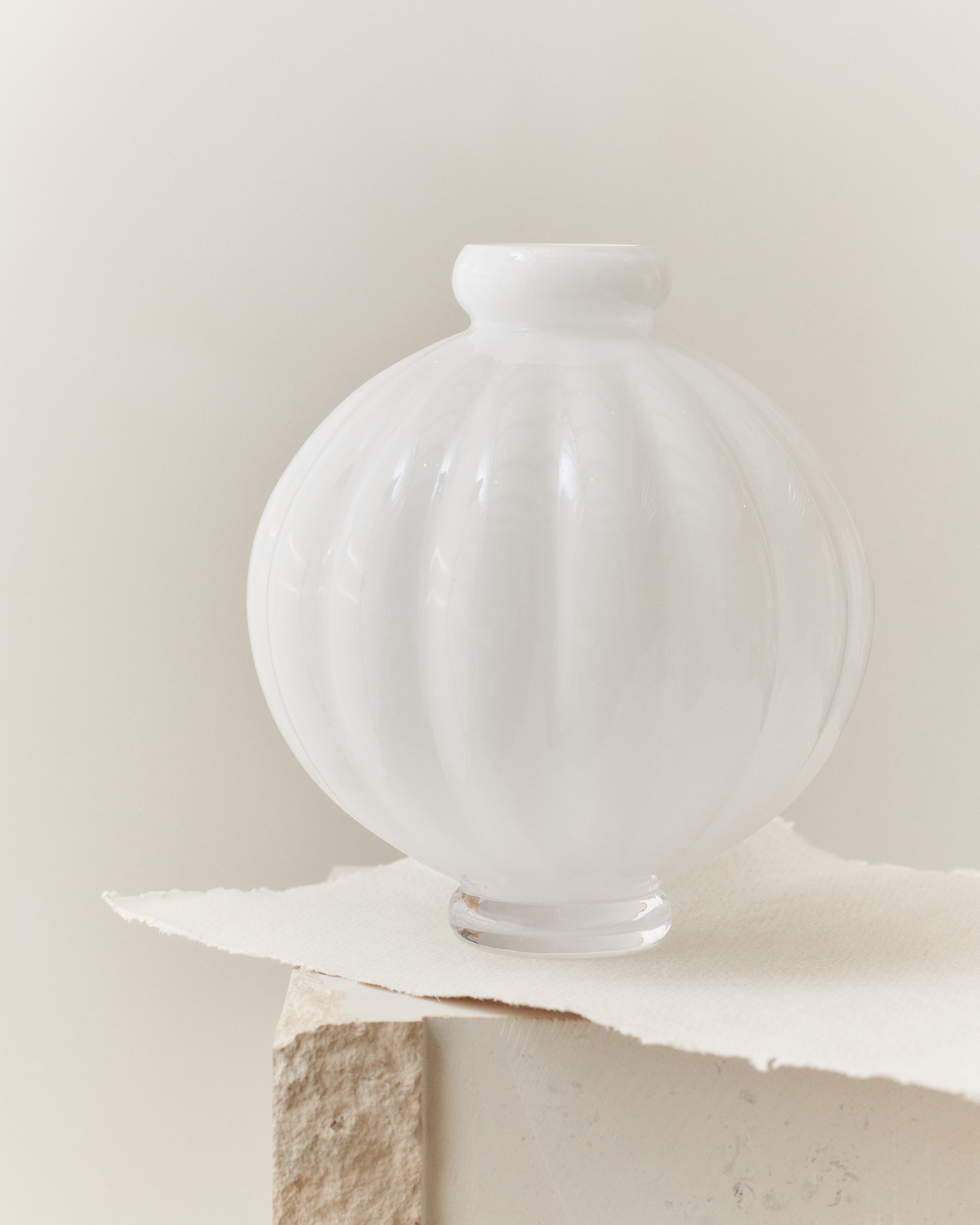 Balloon Vase 01 Opal White